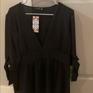 3/4 sleeve deep v-neck blouse